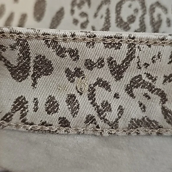 White House Black Market Leopard Print MidRise Skinny Crop Bermuda Shorts Size6 - Picture 5 of 9